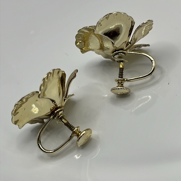 Vintage Gold Screw Back Floral Earrings. - Picture 3 of 6